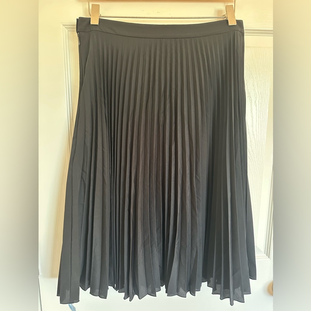 Burberry Uniform Elegant Black Pleated Midi Skirt Size 8 - Picture 4 of 16